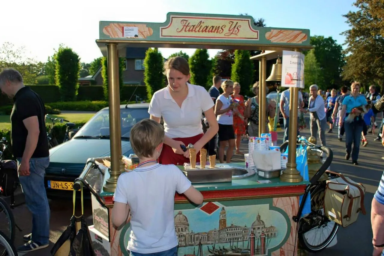 De ijskar van IJssalon De Harmonie, te huur voor feesten en evenementen